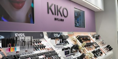 Regál s kosmetikou v obchodě