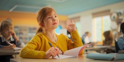 Malá školačka v lavici