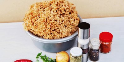 Syrový kotrč kadeřavý s dózami s kořením a cibulí