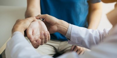 Provádění akupresury na rukou