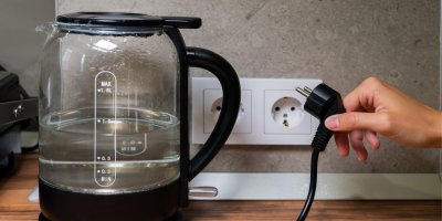 Zapojování konvice do zásuvky