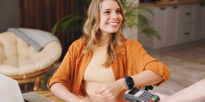 Žena platí hodinkami