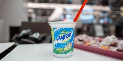 Ayran v kelímku
