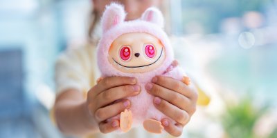 Holčička drží růžového labubu