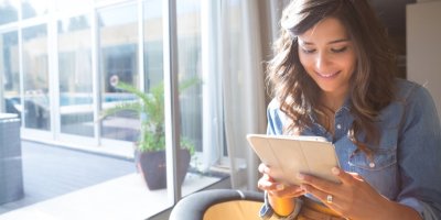 Žena si prohlíží na tabletu 