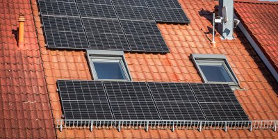 Solární panely na střeše domu
