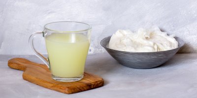 Syrovátka ve sklenici