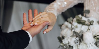 Ruce novomanželů s prstýnky