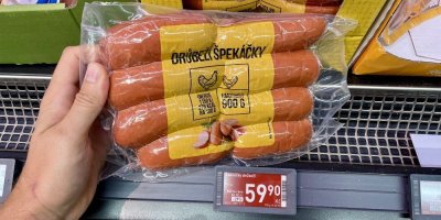 Drůbeží špekáčky v rukou