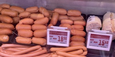 Špekáčky na pultu v obchodě