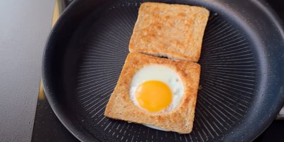 Toasty s vejcem na pánvi