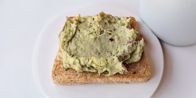 Toast s avokádovou pomazánkou