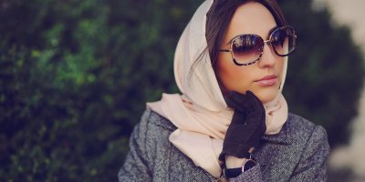 Žena ve slunečních brýlích a šátku