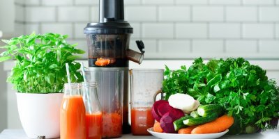 Odšťavňovač, čerstvá zelenina, bylinky a zeleninová šťáva