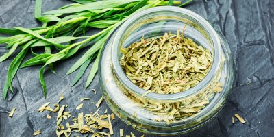 Sušený estragon ve skleničce