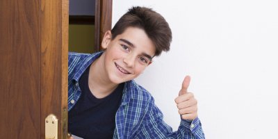 Chlapec vykukuje ze dveří