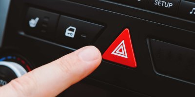 Palubní deska a tlačítko výstražných světel