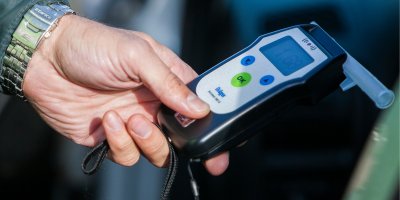 Alkohol tester v rukou