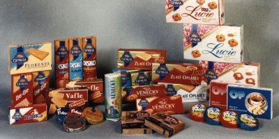Hromada retro sladkostí od společnosti Opavia, například Fidorky, sušenky Lucie nebo Florenta.
