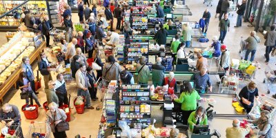 Mnoho lidí v supermarketu