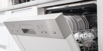 Otevřená myčka nádobí