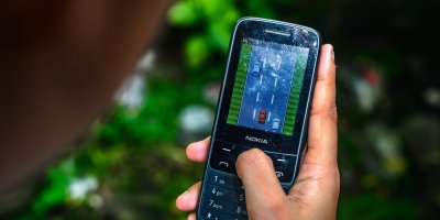 Hraní hry na tlačítkovém telefonu