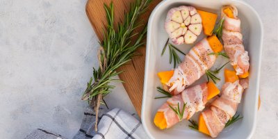 Dýně obalená slaninou v pekáči