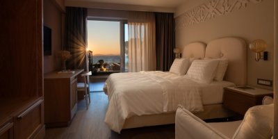 Moderní a útulný hotelový pokoj s výhledem na moře a západ slunce