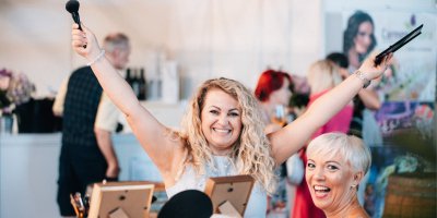 Usmívající se vizážistka