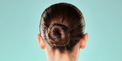 Hnědovlasá dívka s drdolem, pohled zezadu