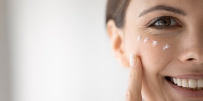 Žena s naneseným očním krémem