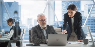 Starší muž v práci