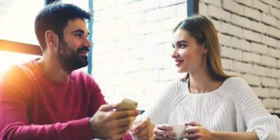 Mladý pár v kavárně