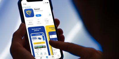 Mobil s aplikací Ryanairu