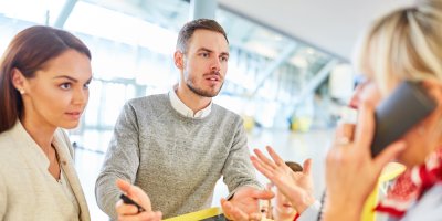 Lidé něco řeší na letišti