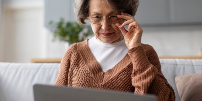 Starší žena pracuje na notebooku