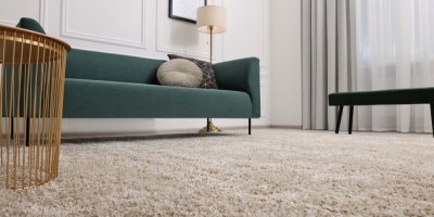 Moderní interiér se zelenou pohovkou a světlým kobercem