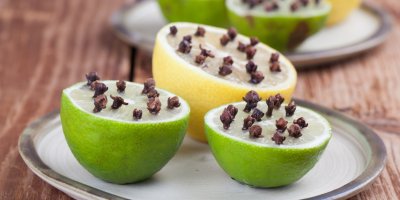 Nakrájené citrusy se zapíchnutými kousky hřebíčku