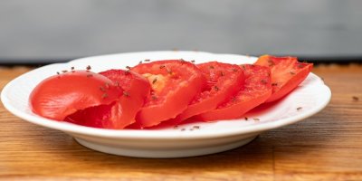 Octomilky hodují na plátcích rajčat