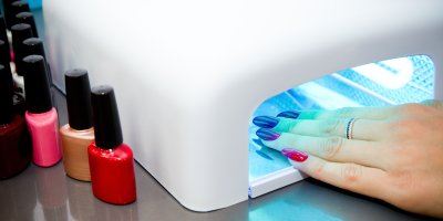 Gelová manikúra s UV lampou