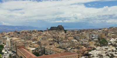 Korfu, pohled z Nové pevnosti na město a okolí