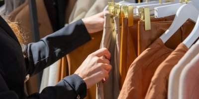 Žena si vybírá oblečení v obchodě