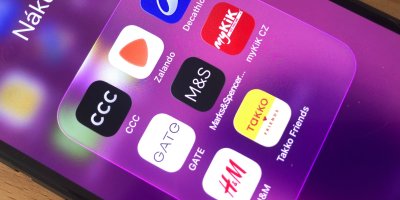 Věrnostní aplikace módních značek na obrazovce mobilního telefonu