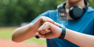 Žena si na chytrých hodinkách měří tepovou frekvenci