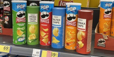 Pringles a jejich náhražky v regálu supermarketu