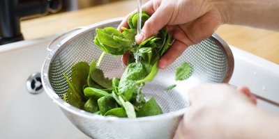 Ruce umývající salát