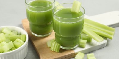 Celerová šťáva, v pozadí nakrájený celer