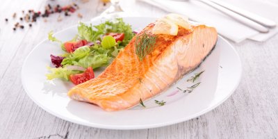 Talíř s pečeným filetem z lososa a salátem