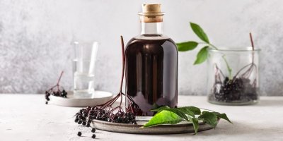 Bezinkový likér ve sklenici