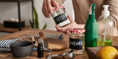 Ocet, soda, ruce, čistící prostředky